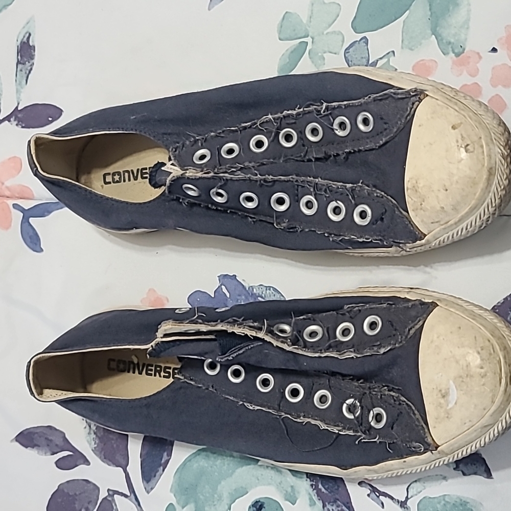 Converse men's 9 women's 11